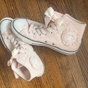 Converse youth Kids Light Pink High-Tops with Bow size 2 gently used